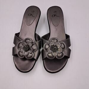 OK 7 W Women's Pewter Slip-On Cross Straps Sandals Flower Low Heel